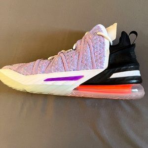 Men’s LeBron James 18 “Graffiti” Size 9. NO BOX.